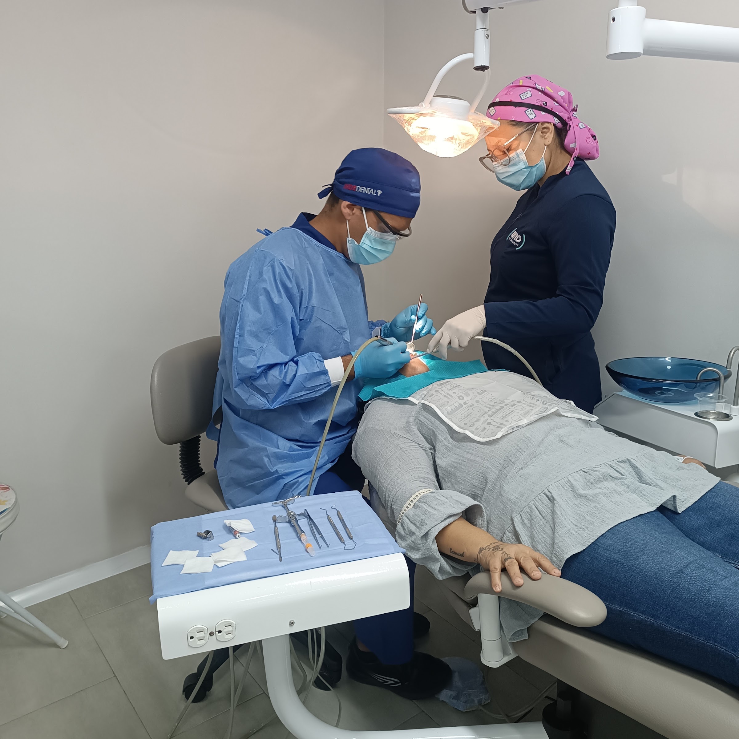 Paciente con sonrisa perfecta tras implantología estratégica en Oral ProFace